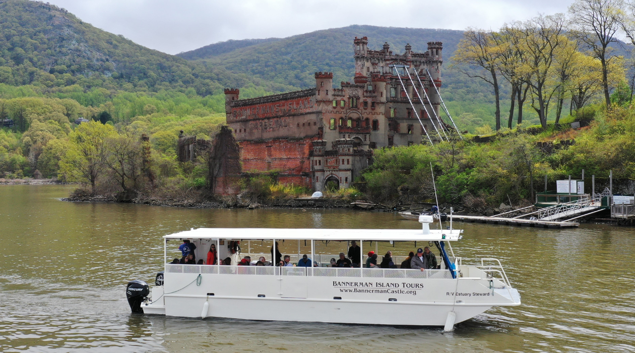 Ferry arriving at Bannerman Castle